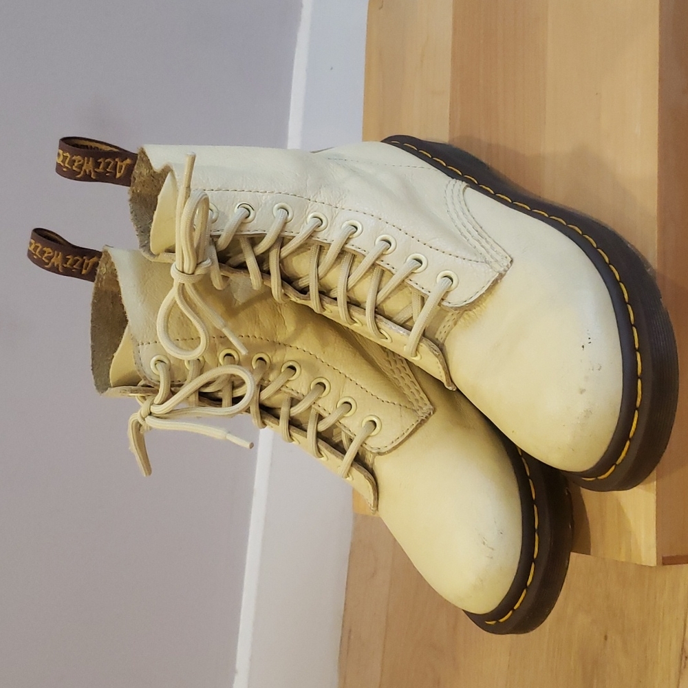 Light yellow Pascal Dr Martens 💛 soft leather boots sz 6 ladies
